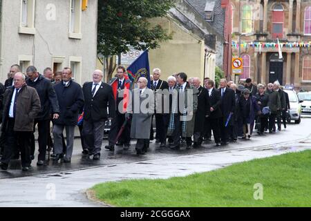 Irvine, Ayrshire, Écosse, Royaume-Uni, 17 août 2014. Le festival annuel de Marymass commence avec la tradition de Kirkin du capitaine les ensembles de procession de la maison de ville à l'église paroissiale d'Irvine. Un joueur de cornemuse dirige le défilé depuis la maison de ville d'Irvine Banque D'Images