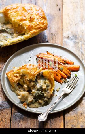 Tarte au poulet et aux champignons avec carottes rôties Banque D'Images