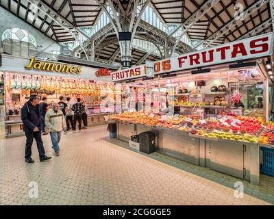 3 mars 2020: Valence, Espagne - les acheteurs dans le marché central, Valence. Un flou de mouvement. Banque D'Images