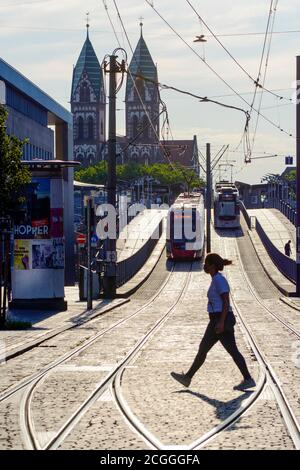 Freiburg im Breisgau, Bertoldstrasse, pont sur les voies ferrées à contre-jour Banque D'Images