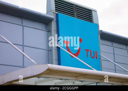 Les agents de voyage TUI stockent l'affiche isolée avec l'espace de copie Banque D'Images