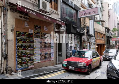 11 septembre 2020, Hong Kong, Hong Kong, Chine : le secteur de la vente au détail de Hong Kong est en crise. Avec la pandémie Covid-19 qui s'est rapprochée des guérisations de Hong Kong, le manque de clients a fait des ravages. De nombreux magasins et restaurants, comme ceux de la rue Elgin, Central, sont recouverts d'affiches et de bannières et de graffitis. La rue Elgin était autrefois un centre prospère pour les restaurants. (Image de crédit : © Jayne Russell/ZUMA Wire) Banque D'Images