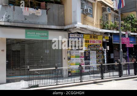 Hong Kong, Hong Kong, Chine. 10 septembre 2020. Le secteur de la vente au détail de Hong Kong est en crise. Avec la pandémie Covid-19 qui s'est rapprochée des guérisations de Hong Kong, le manque de clients a fait des ravages. De nombreux magasins comme ceux de Hollywood Road Soho sont clottered, couverts d'affiches et de bannières d'agent immobilier et de graffiti. Crédit : Jayne Russell/ZUMA Wire/Alay Live News Banque D'Images