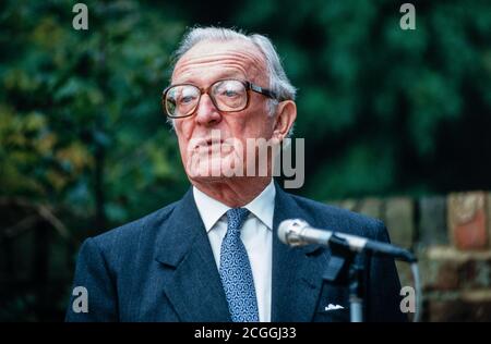 Lord Peter Carrington, ancien ministre des Affaires étrangères, prenant la parole lors d'un événement pour ouvrir le Collège international anglo-japonais Gyosei à Reading, Berkshire. 26 septembre 1992. Photo: Neil Turner Banque D'Images