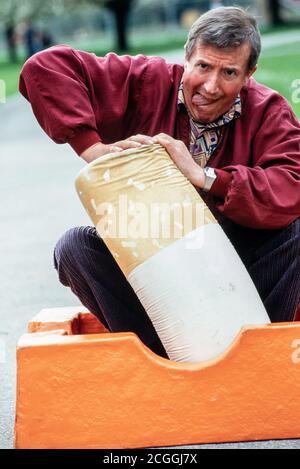 Le Entertainer et le malade du cancer du poumon Roy Castle pose dans un énorme cendrier stub une cigareette tout aussi grande dans une photo de RP pour mettre en évidence les dangers de fumer. La photo a été organisée par te Cncer Research Campaign dans le Regent's Park de Londres. 21 avril 1993. Photo: Neil Turner