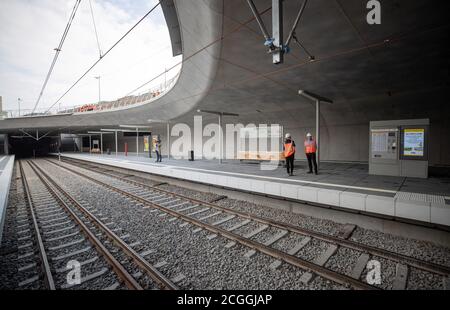 Stuttgart, Allemagne. 11 septembre 2020. Deux employés de Stuttgarter Straßenbahnen AG se trouvent sur une plate-forme du nouvel arrêt 'Staatsgalerie'. Le nouvel arrêt a été construit dans le cadre des travaux de construction de Stuttgart 21. Credit: Christoph Schmidt/dpa/Alay Live News Banque D'Images