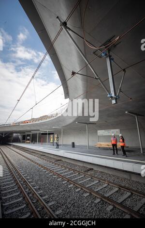 Stuttgart, Allemagne. 11 septembre 2020. Deux employés de Stuttgarter Straßenbahnen AG se trouvent sur une plate-forme du nouvel arrêt 'Staatsgalerie'. Le nouvel arrêt a été construit dans le cadre des travaux de construction de Stuttgart 21. Credit: Christoph Schmidt/dpa/Alay Live News Banque D'Images