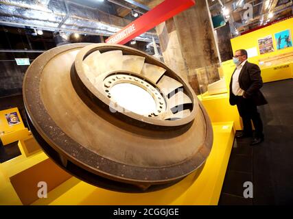 Essen, Allemagne. 10 septembre 2020. Un visiteur professionnel regarde le rotor d'une pompe centrifuge dans l'exposition « 100 ans de la région de Ruhr ». La grande exposition sur la région de la Ruhr avec plus de 1000 expositions à l'occasion du 100e anniversaire de la bande Regionalverband Ruhr commence le 13.09.2020. Crédit : Roland Weihrauch/dpa/Alay Live News Banque D'Images