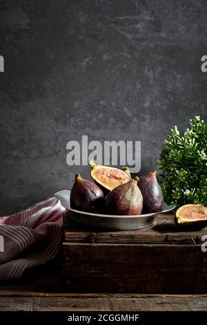 Figues fraîches dans un plat Banque D'Images