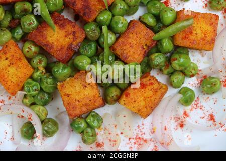 Tawa Paneer, petits pois verts rôtis et salade de paneer, frites, hors-d'œuvre ou entrée Banque D'Images