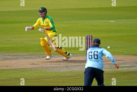 Le Marcus Stoinis d'Australie (à gauche) frappe le ballon de Mark Wood d'Angleterre (non représenté) lors du premier match de l'ODI du Royal London à Emirates Old Trafford, Manchester. Banque D'Images