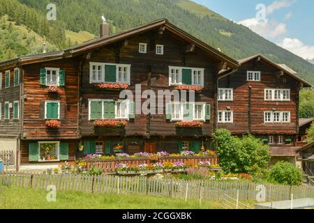 Chalet traditionnel en bois à Geschinen sur Valais en Suisse alpes Banque D'Images