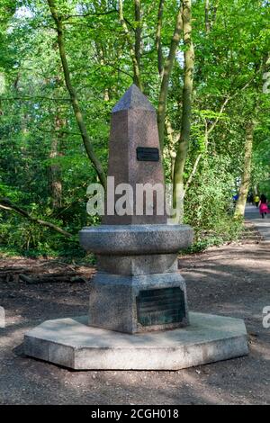 Fontaine victorienne en granit à Highgate Wood, Londres, avec une plaque avec citation de Samuel Coleridge Banque D'Images