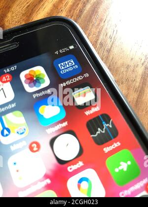 L'application NHS Covid-19 sur un téléphone portable. L'application doit être lancée en Angleterre et au pays de Galles dans un délai de deux semaines. Les pubs, restaurants et autres entreprises sont invités à disposer de codes pour que les clients puissent s'enregistrer lors de leur visite. Banque D'Images