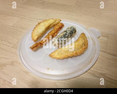 Twigim - cuisine coréenne frite. Mandu - déboulonnage coréen. Gimmari - rouleaux de printemps en algues farcis avec des nouilles en verre. Eomuk ou Oden - gâteau au poisson. Banque D'Images