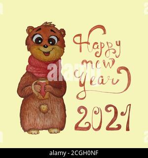 Carte de vœux de bonne année. Félicitations pour l'année 2021. Lettrage - lettres décoratives et un adorable ours en peluche dans une écharpe avec une tasse avec un Banque D'Images
