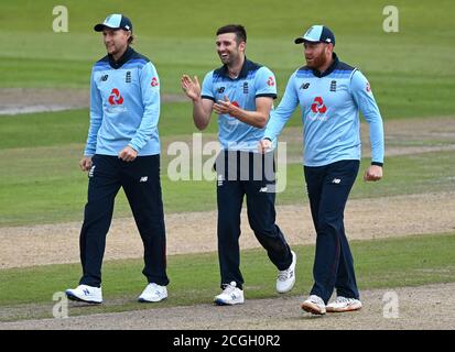 Mark Wood (au centre), en Angleterre, célèbre le cricket de Marcus Stoinis (non représenté) en Australie avec des coéquipiers lors du premier match de l'ODI du Royal London à Emirates Old Trafford, Manchester. Banque D'Images