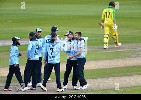 Mark Wood (au centre), en Angleterre, célèbre le cricket de Marcus Stoinis (à droite) en Australie avec ses coéquipiers lors du premier match de l'ODI du Royal London à Emirates Old Trafford, Manchester. Banque D'Images