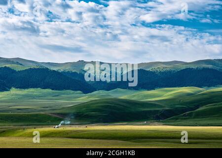 Un magnifique paysage de pâturages traditionnels des peuples nomades d'Asie. Yourte dans le pâturage. Plateau ASSY. Kazakhstan Banque D'Images