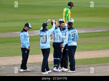 Mark Wood (au centre), en Angleterre, célèbre le cricket de Marcus Stoinis (haut de gamme) en Australie avec des coéquipiers lors du premier match de l'ODI du Royal London à Emirates Old Trafford, Manchester. Banque D'Images