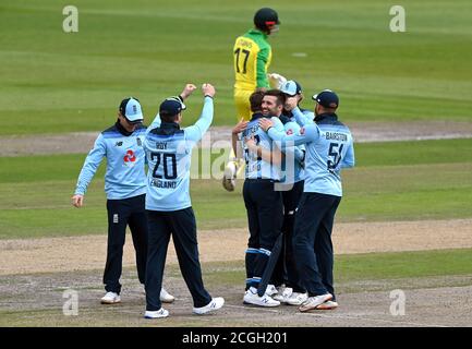 Mark Wood (au centre), en Angleterre, célèbre le cricket de Marcus Stoinis (haut de gamme) en Australie avec des coéquipiers lors du premier match de l'ODI du Royal London à Emirates Old Trafford, Manchester. Banque D'Images