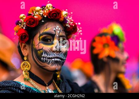 De jeunes femmes mexicaines, vêtues de la Catrina, participent aux célébrations du jour des morts à Oaxaca, au Mexique. Banque D'Images