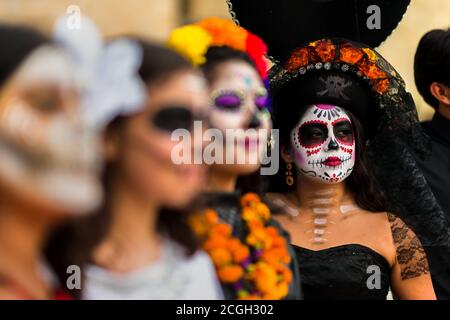 De jeunes femmes mexicaines, vêtues de la Catrina, participent aux célébrations du jour des morts à Oaxaca, au Mexique. Banque D'Images