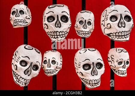 Des crânes peints à la main (Calaveras) sont placés sur une porte de rue pendant les célébrations du jour des morts à Oaxaca, au Mexique. Banque D'Images