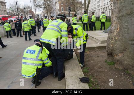 Un manifestant anti-fasciste a été arrêté par la police lors d'une protestation contre le premier rassemblement de la nouvelle branche britannique de Pegida (Patriotic Européens contre l'islamisation de l'Occident). Le rassemblement de Pegida visait à protester contre ce qu'ils disent être l'islamisation de la Grande-Bretagne. Moins de 100 personnes sont venues pour soutenir le rassemblement Pegida où elles étaient lourdement dénombrés par des manifestants anti Pegida. Pegida a commencé à Dresde en Allemagne en octobre 2014, Patriotic Européens contre l'islamisation de l'Occident (Allemand: Patriotische Europäer gegen die Islamisisierung des Abendlandes), abrégé Pegida, est un PAN Banque D'Images