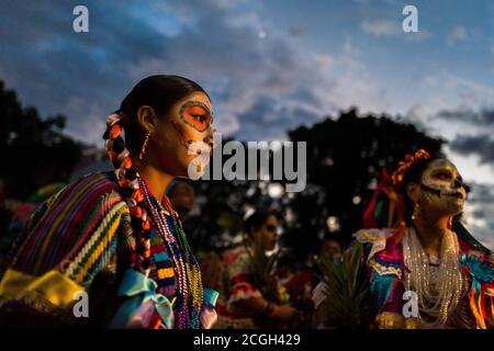 De jeunes femmes mexicaines, vêtues de la Catrina, participent au défilé du jour des morts à Oaxaca, au Mexique. Banque D'Images