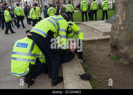 Un manifestant anti-fasciste a été arrêté par la police lors d'une protestation contre le premier rassemblement de la nouvelle branche britannique de Pegida (Patriotic Européens contre l'islamisation de l'Occident). Le rassemblement de Pegida visait à protester contre ce qu'ils disent être l'islamisation de la Grande-Bretagne. Moins de 100 personnes sont venues pour soutenir le rassemblement Pegida où elles étaient lourdement dénombrés par des manifestants anti Pegida. Pegida a commencé à Dresde en Allemagne en octobre 2014, Patriotic Européens contre l'islamisation de l'Occident (Allemand: Patriotische Europäer gegen die Islamisisierung des Abendlandes), abrégé Pegida, est un PAN Banque D'Images