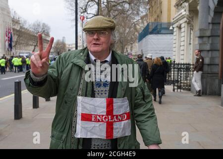Les soutiens du groupe anti-islamisation Pegida (Patriotic Européens contre l'islamisation de l'Occident) quittant leur premier rassemblement à Londres, pour protester contre ce qu'ils disent est l'islamisation de la Grande-Bretagne. Le rallye Pegida a eu lieu près de Downing Street. Moins de 100 personnes sont venues pour soutenir Pegida rassemblement où elles sont fortement en nombre par un anti Pegida manifestants. Pegida a débuté à Dresde en Allemagne en octobre 2014, Patriotic European Against the Islamization of the Occident (German: Patriotische Europäer gegen die Islamisisierung des Abendlandes), abrégé Pegida, est un paneuropéen, anti-Islam Banque D'Images