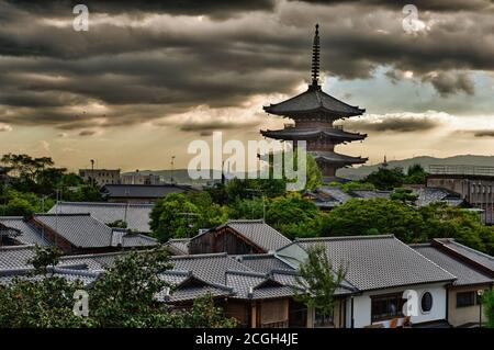 Image High Dynamic Range d'un coucher de soleil spectaculaire sur une pagode to-Ji à Kyoto, Japon Banque D'Images