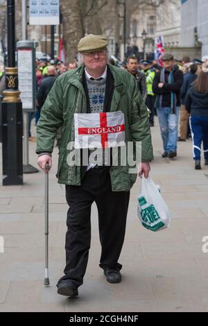 Les soutiens du groupe anti-islamisation Pegida (Patriotic Européens contre l'islamisation de l'Occident) quittant leur premier rassemblement à Londres, pour protester contre ce qu'ils disent est l'islamisation de la Grande-Bretagne. Le rallye Pegida a eu lieu près de Downing Street. Moins de 100 personnes sont venues pour soutenir Pegida rassemblement où elles sont fortement en nombre par un anti Pegida manifestants. Pegida a débuté à Dresde en Allemagne en octobre 2014, Patriotic European Against the Islamization of the Occident (German: Patriotische Europäer gegen die Islamisisierung des Abendlandes), abrégé Pegida, est un paneuropéen, anti-Islam Banque D'Images