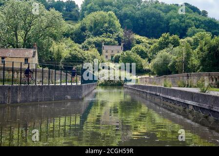 L'aqueduc historique d'Avoncliff sur le canal de Kennet et Avon dans le Somerset, dans le sud-ouest de l'Angleterre, avec un cycliste qui le surmonte et des réflexions Banque D'Images