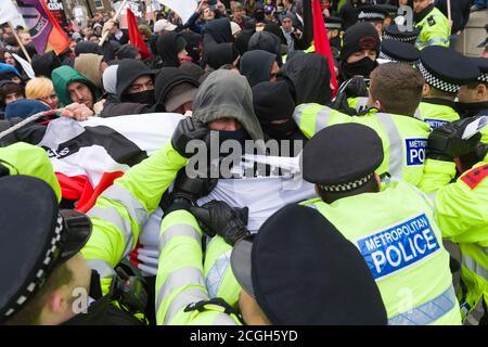 Des manifestants anti-fascistes qui tentent de briser la ligne de police pour qu'ils puissent affronter le premier rassemblement de la nouvelle branche britannique de Pegida (les Européens patriotes contre l'islamisation de l'Occident). Le rassemblement de Pegida visait à protester contre ce qu'ils disent être l'islamisation de la Grande-Bretagne. Moins de 100 personnes sont venues pour soutenir le rassemblement Pegida où elles étaient lourdement dénombrés par des manifestants anti Pegida. Pegida a commencé à Dresde en Allemagne en octobre 2014, Patriotic Européens contre l'islamisation de l'Occident (Allemand: Patriotische Europäer gegen die Islamisisierung des Abendlandes), abrégé Pegid Banque D'Images