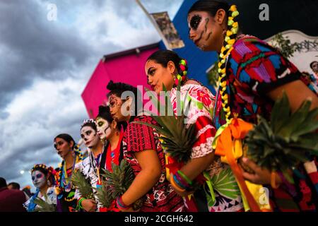 De jeunes femmes mexicaines, vêtues de la Catrina, participent aux festivités du jour des morts à Oaxaca, au Mexique. Banque D'Images