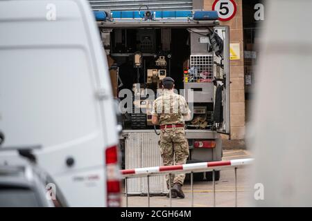 Un robot d'élimination des bombes de l'armée est utilisé au dépôt Royal Mail à Bath, dans le Somerset, après la découverte d'un colis suspect. Banque D'Images