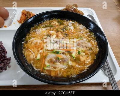 Janchi-guksu, ou nouilles de banquet - plat de nouilles coréennes composé de nouilles de farine de blé dans un bouillon à base d'anchois et de varech. Banque D'Images