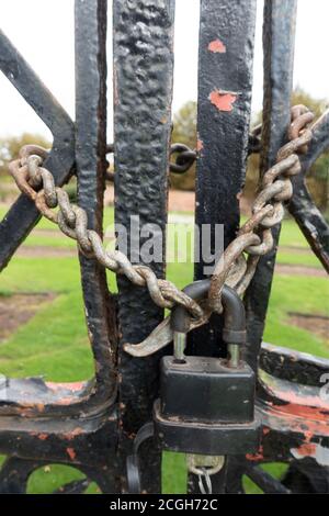 porte de jardin vintage cadenassée à une chaîne métallique Banque D'Images