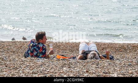 Brighton Royaume-Uni 11 septembre 2020 - les visiteurs apprécient le soleil et un verre de vin mousseux sur la plage de Brighton lors d'une journée ensoleillée comme la prévision est pour le temps chaud à travers la Grande-Bretagne au cours du week-end et la semaine prochaine : Credit Simon Dack / Alay Live News Banque D'Images