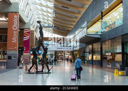 Aéroport de Shannon, Irlande - 21 novembre 2016 : un homme avec des bagages marchant dans la zone des départs de l'aéroport de Shannon. Banque D'Images