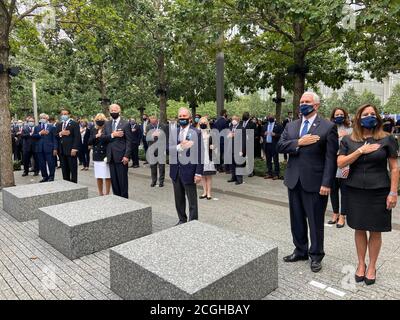 Le moment traditionnel du silence est observé à 8 h 46 le vendredi 11 septembre 2020 à New York, New York, marquant le moment où le premier avion a frappé l'une des deux tours du World Trade Center le 11 septembre 2001. Visible sur la photo, de gauche à droite : Jill Biden, ancien vice-président des États-Unis Joe Biden, candidat du Parti démocrate 2020 pour le président des États-Unis, le leader de la minorité du Sénat américain Chuck Schumer (démocrate de New York), l'ancien maire Michael Bloomberg (indépendant de New York), le sénateur américain Kirsten Gillirand (Démocrate de New York), Mike Pence, vice-président des États-Unis, et Karen Banque D'Images