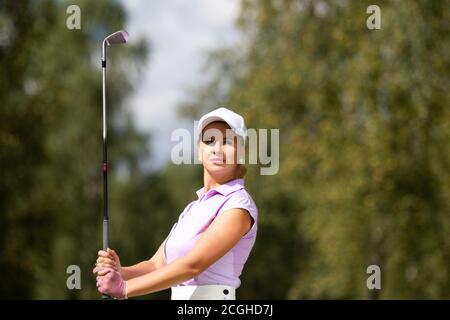 Le golfeur frappe avec un club pendant le tournoi Banque D'Images