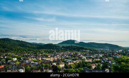 Allemagne, Freiburg im Breisgau, Maisons, églises et horizon entre les montagnes verdoyantes et les arbres, vue aérienne au-dessus de la ville Banque D'Images