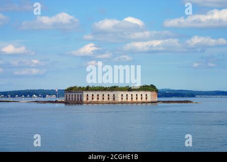 PORTLAND, ME -12 AOÛT 2020 - vue sur fort Gorges, un ancien fort militaire des États-Unis construit sur l'île Hog Ledge à Casco Bay, Portland, Maine, États-Unis Banque D'Images