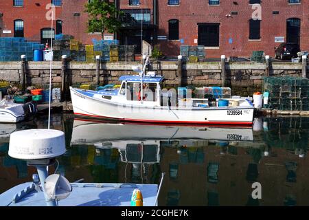 PORTLAND, ME -12 AOÛT 2020 - vue sur les bateaux à homard dans le port de Portland, Casco Bay, Maine, États-Unis. Banque D'Images