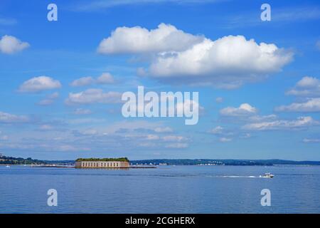 PORTLAND, ME -12 AOÛT 2020 - vue sur fort Gorges, un ancien fort militaire des États-Unis construit sur l'île Hog Ledge à Casco Bay, Portland, Maine, États-Unis Banque D'Images