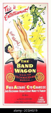 Affiche de film vintage 'The Band Wagon' un film de comédie musicale américaine réalisé en 1953 par Vincente Minnelli, avec Fred Astaire et Cyd Charisse. Il raconte l'histoire d'une star de la musique vieillissante qui espère qu'un spectacle de Broadway redémarrera sa carrière. Cependant, le réalisateur de la pièce veut en faire un retelling prétentieux de la légende de Faust et apporte une ballerine prima qui entre en conflit avec la star. Il est considéré comme l'une des plus belles comédies musicales Metro-Goldwyn-Mayer, Banque D'Images