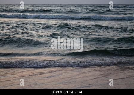 Les vagues se brisent sur la plage. Prise ici à la mer Baltique. Banque D'Images